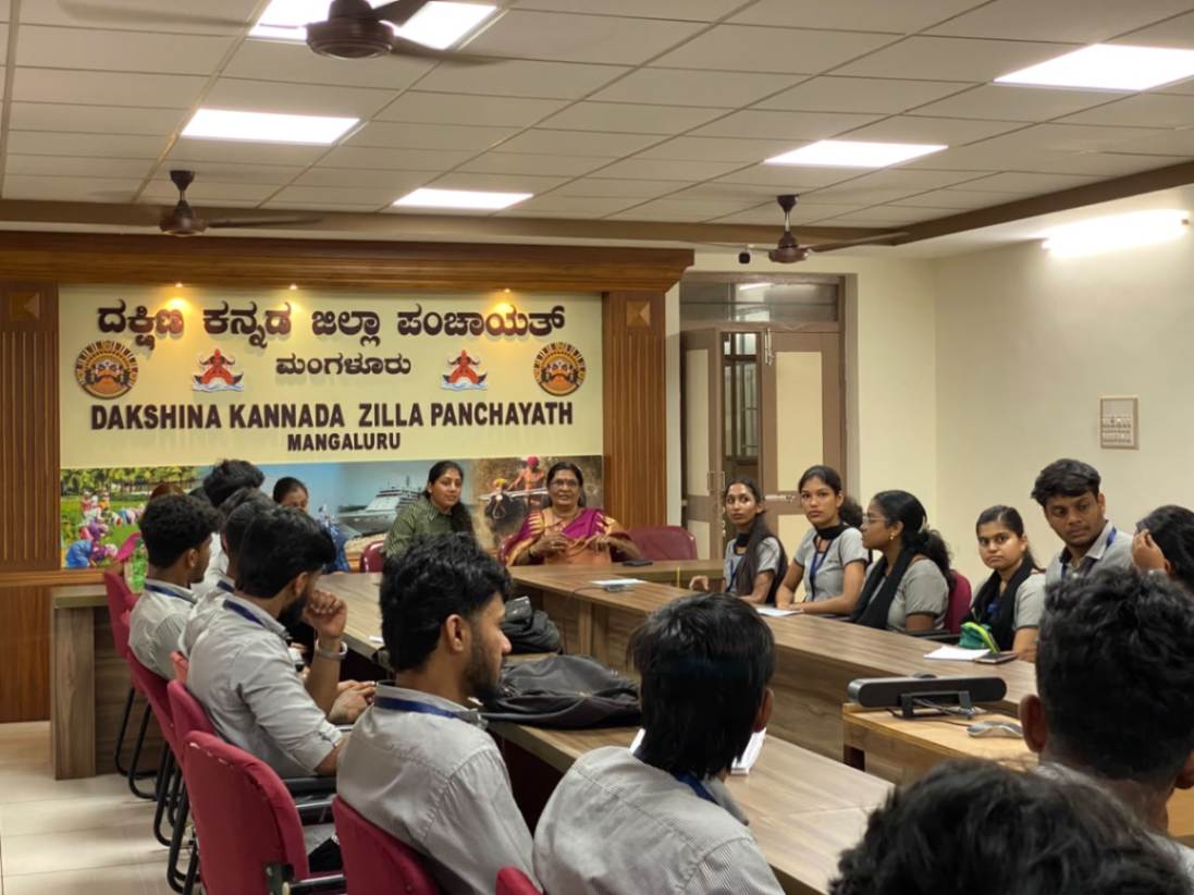 Consumer Club Students Visit Government Offices for Practical Learning