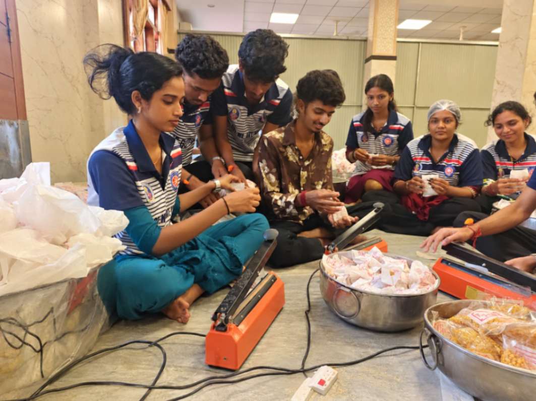 NSS Volunteers Render Service During Dasara Celebrations at Kudroli Temple
